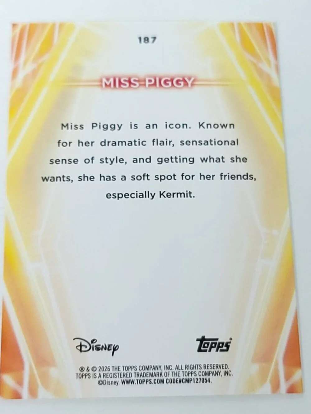 Miss Piggy Topps 2026 Disney Neon Holo Parallel Refractor Limited 146/199 - Picture 4 of 4